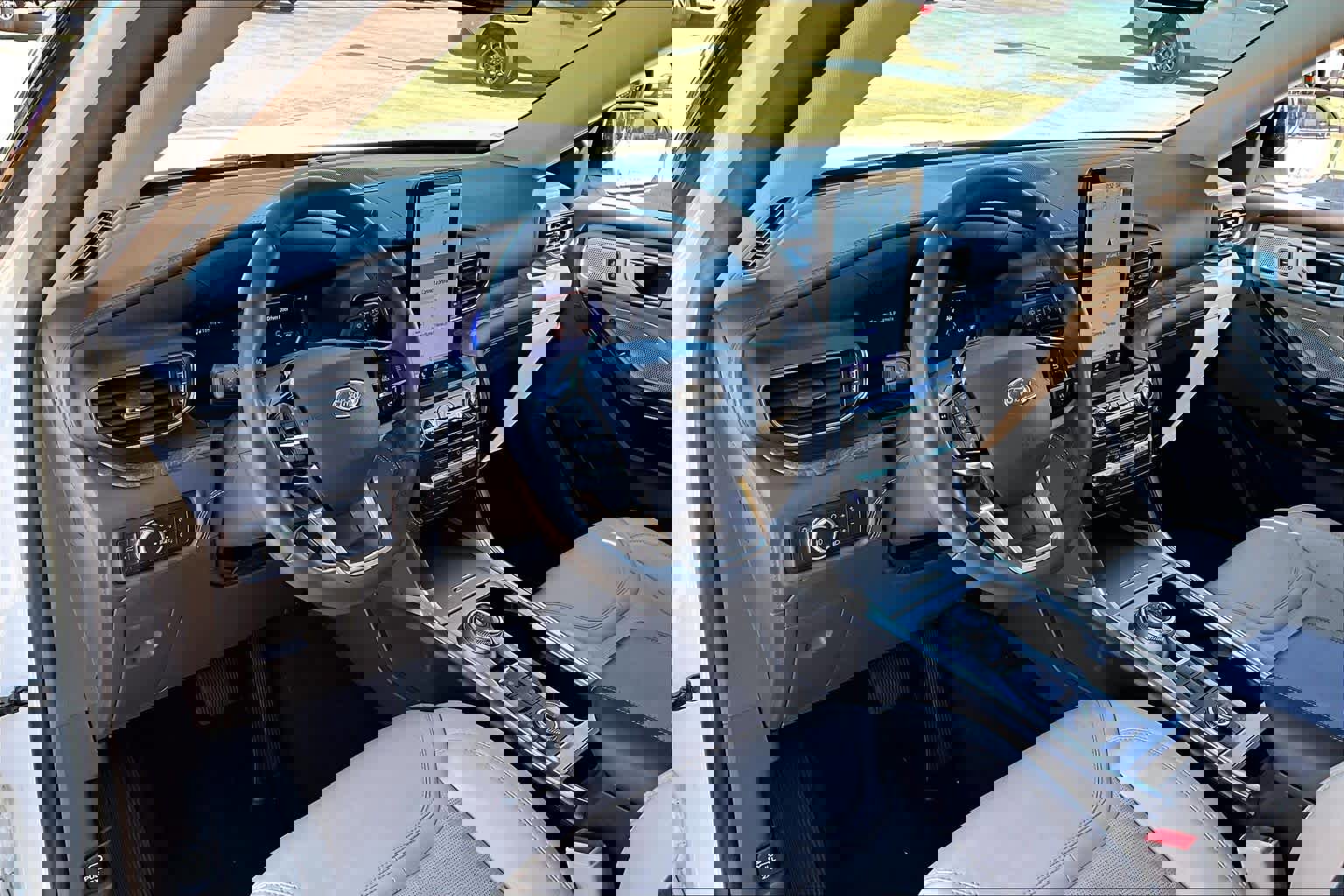 Used 2021 Ford Explorer Platinum w/ Equipment Group 601A image 17