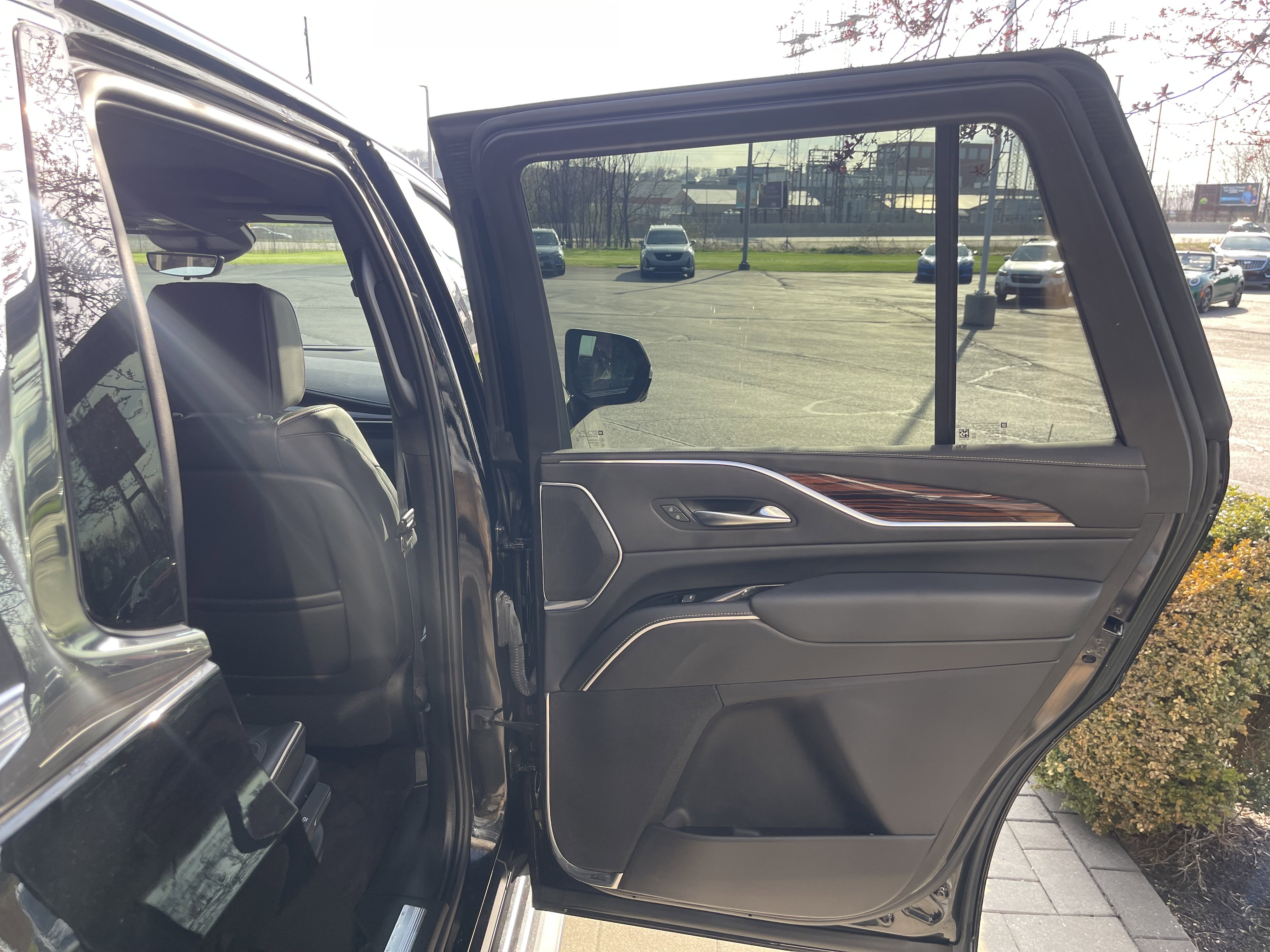 Used 2023 Cadillac Escalade Premium Luxury AWD/4WD image 24