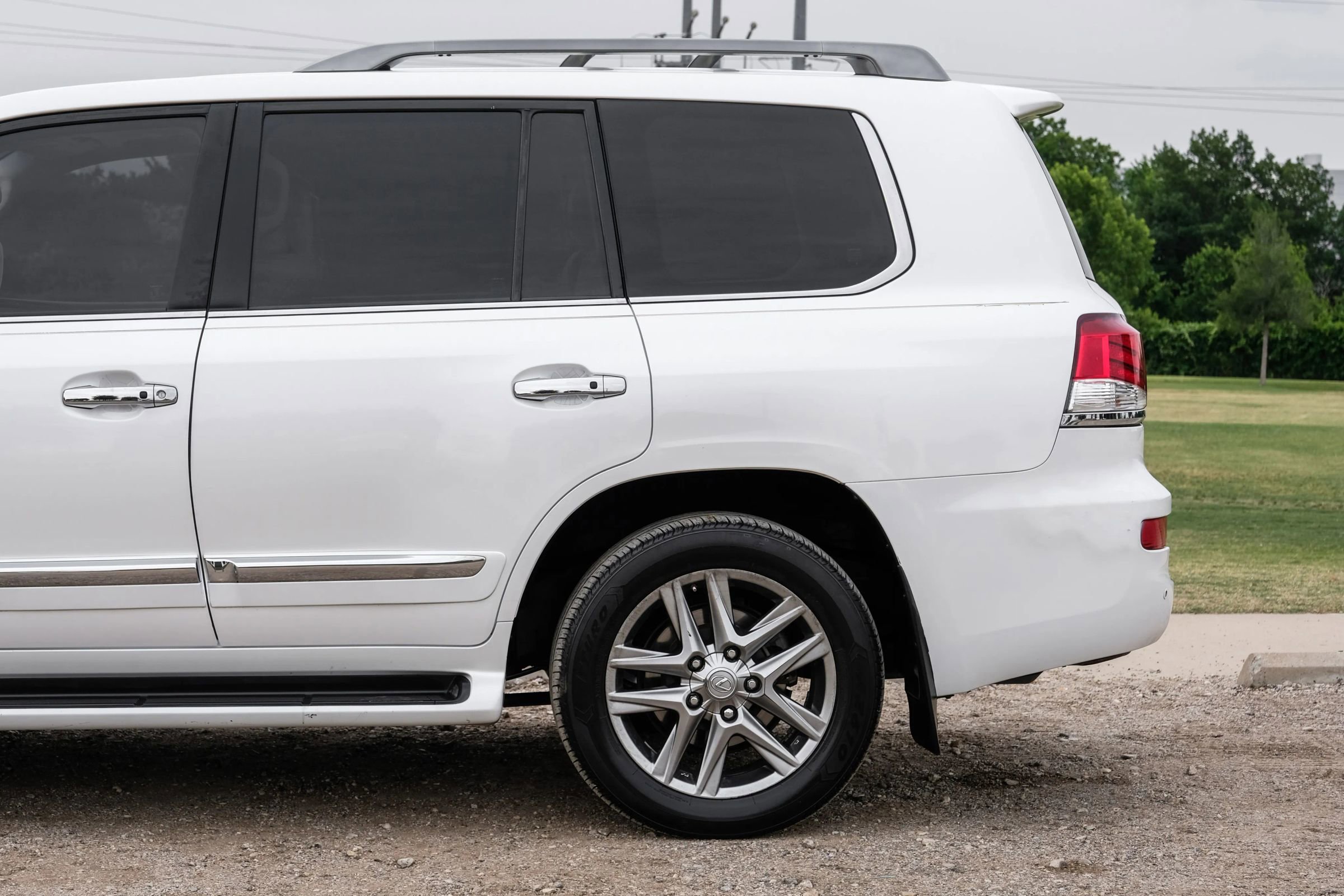 Used 2013 Lexus LX 570 4WD w/ Luxury Pkg image 15