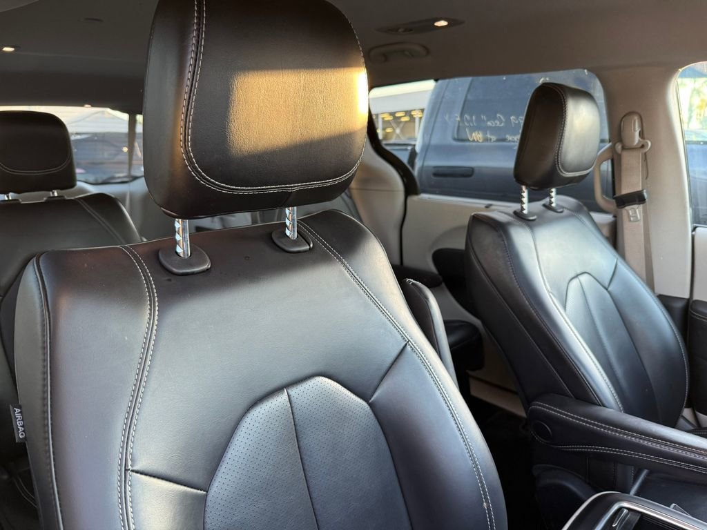 Used 2023 Chrysler Pacifica Touring-L image 10