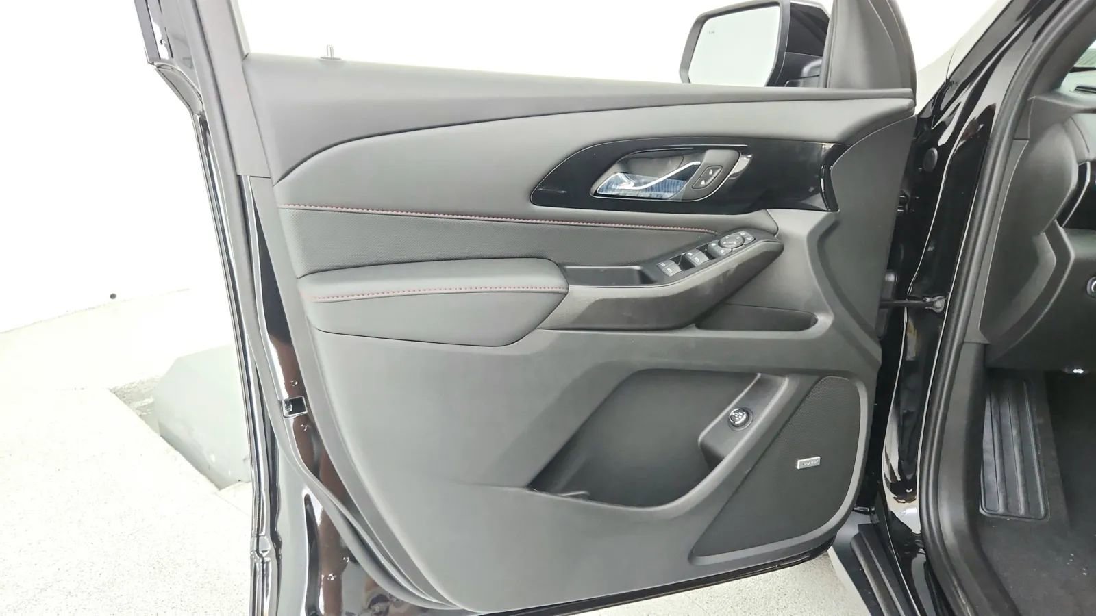 Used 2023 Chevrolet Traverse RS image 38