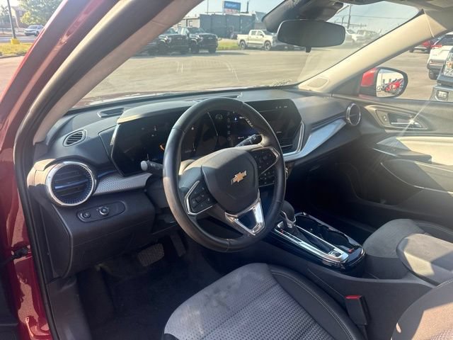 Used 2025 Chevrolet Trax LT w/ LT Convenience Package FWD image 9