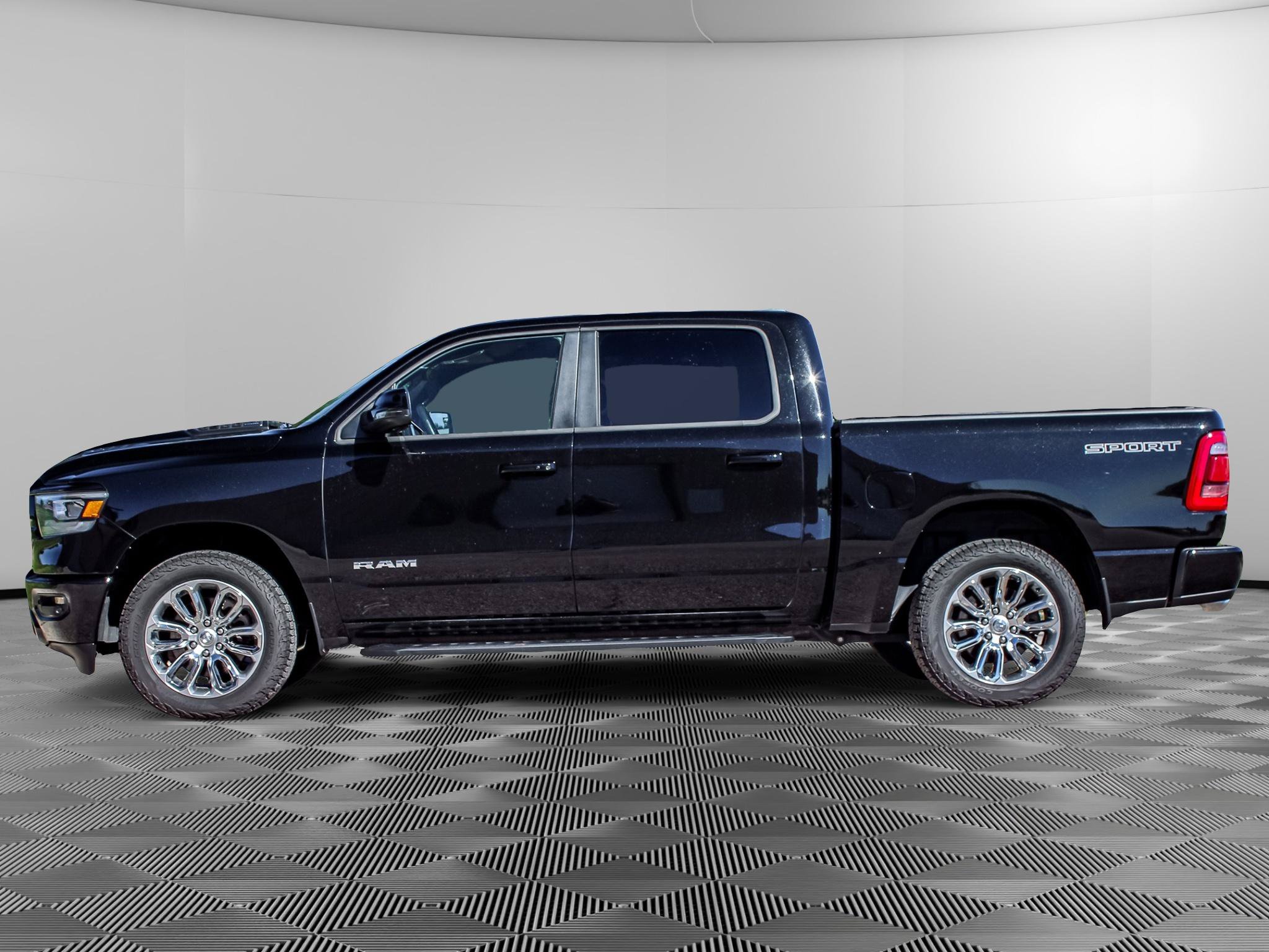Used 2023 RAM 1500 Laramie AWD/4WD image 3