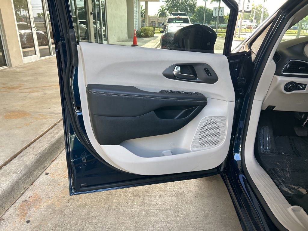 Used 2024 Chrysler Pacifica Touring-L FWD image 41
