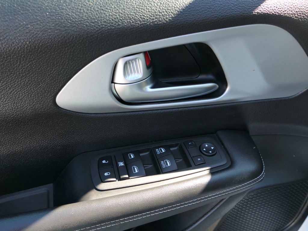 Used 2024 Chrysler Pacifica Touring image 12