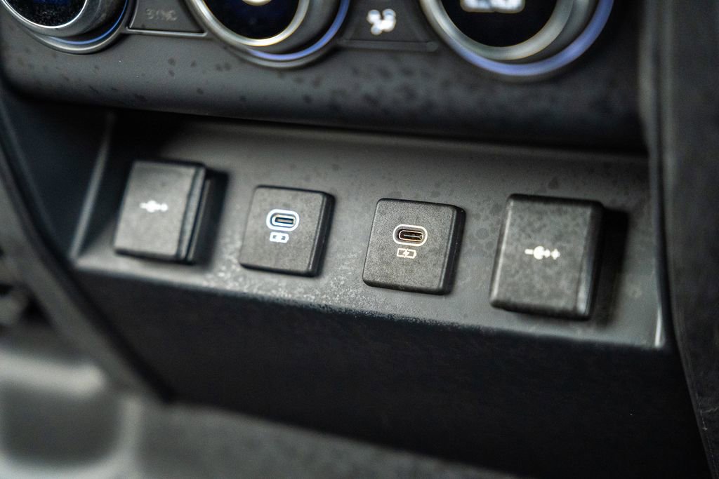 Used 2022 Land Rover Defender 110 X-Dynamic HSE AWD/4WD image 36