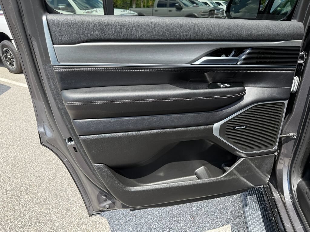 Used 2023 Jeep Wagoneer Series II RWD image 9