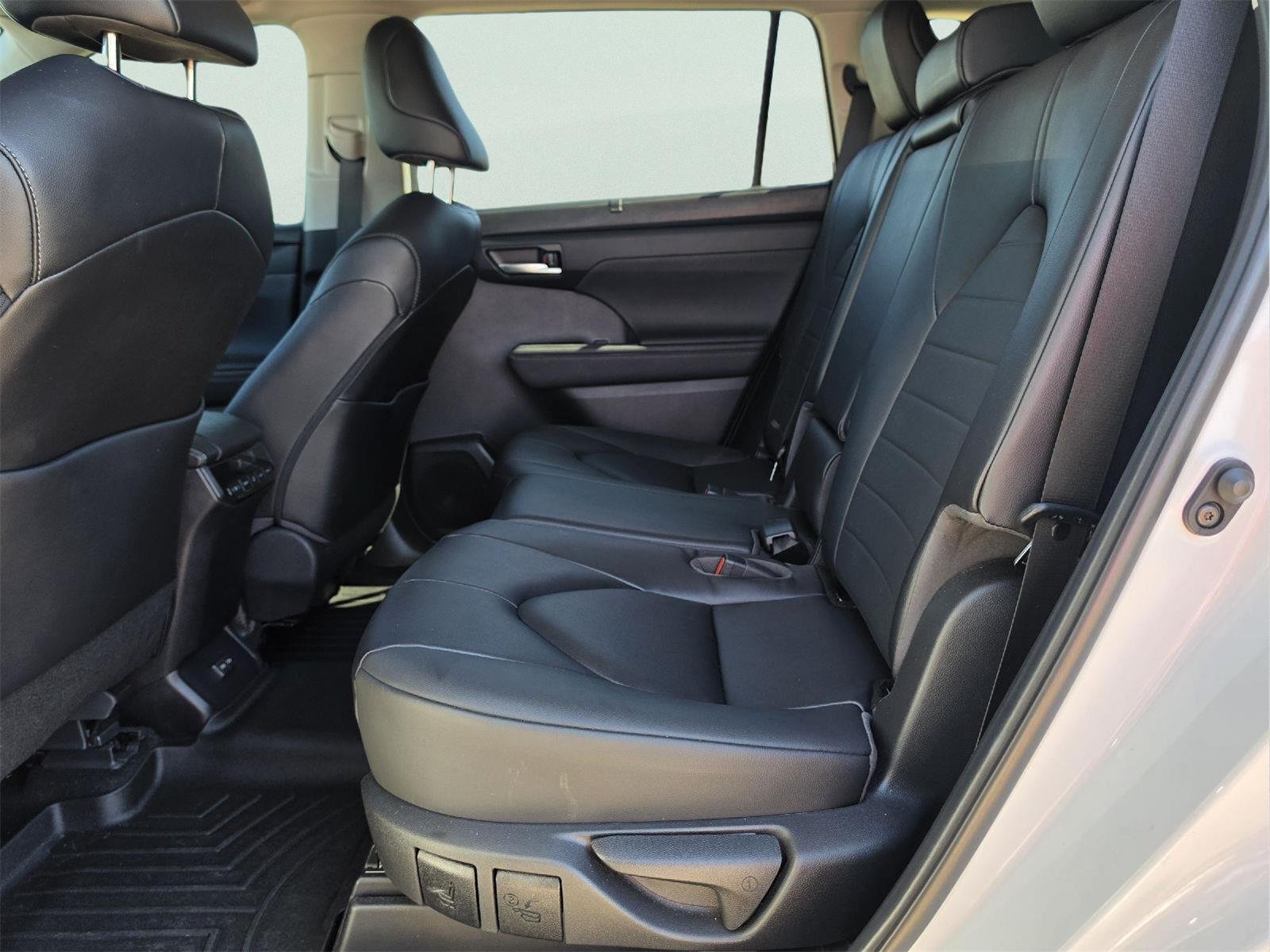 Used 2023 Toyota Highlander XLE FWD image 18