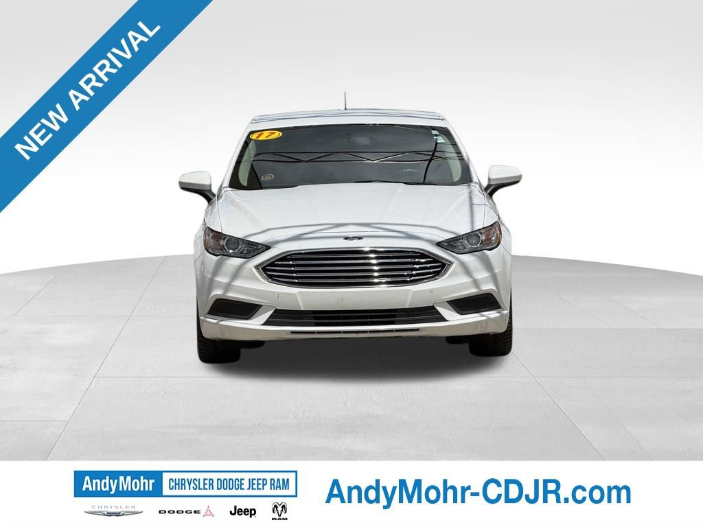 Used 2017 Ford Fusion SE w/ Fusion SE Technology Package FWD image 2