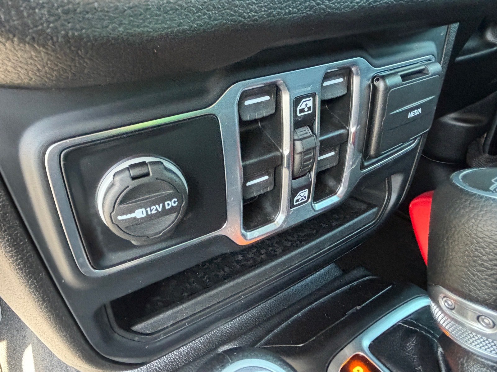 Used 2025 Jeep Gladiator Sport AWD/4WD image 15
