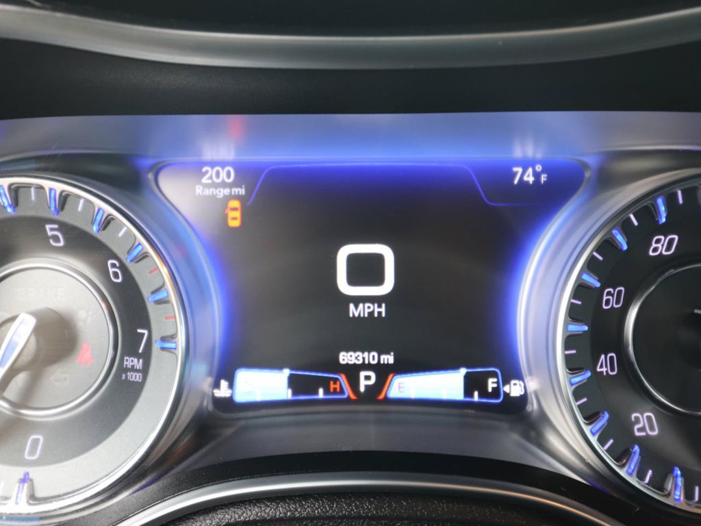 Used 2017 Chrysler 300 C RWD image 20