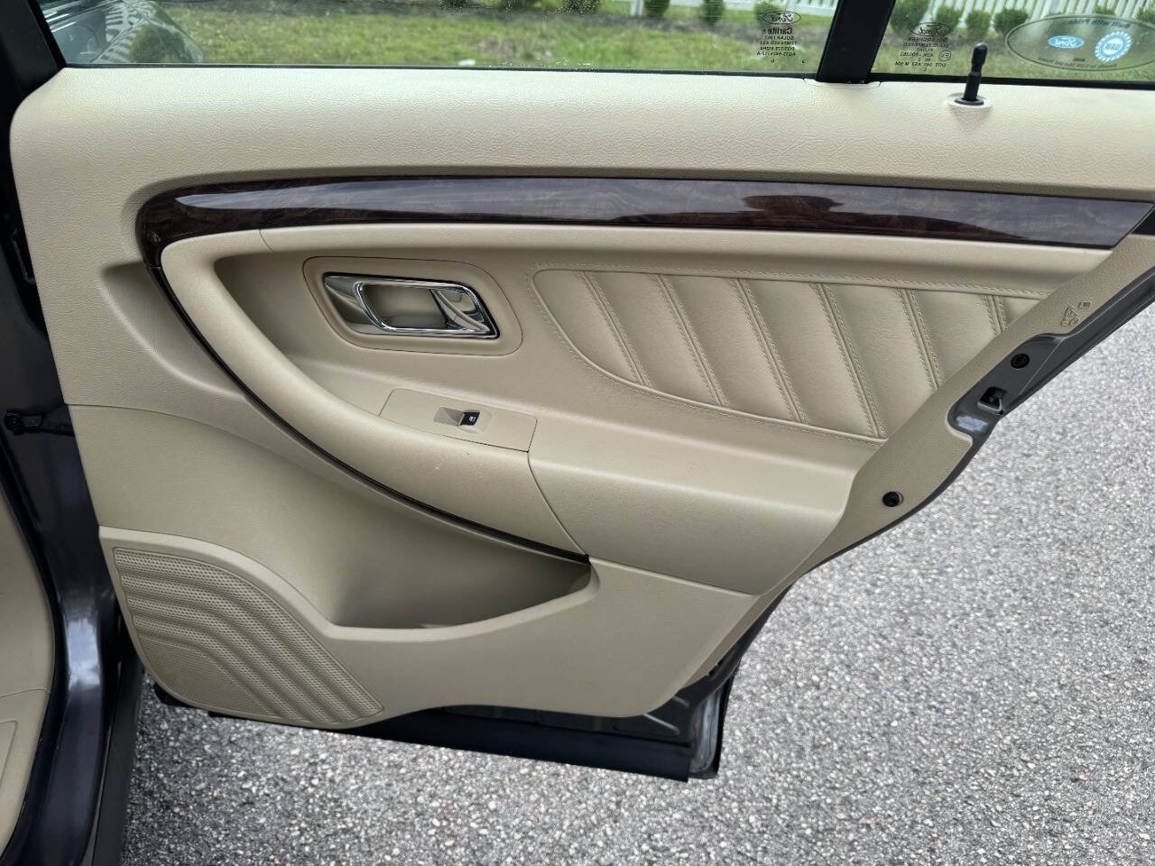 Used 2013 Ford Taurus Limited FWD image 41