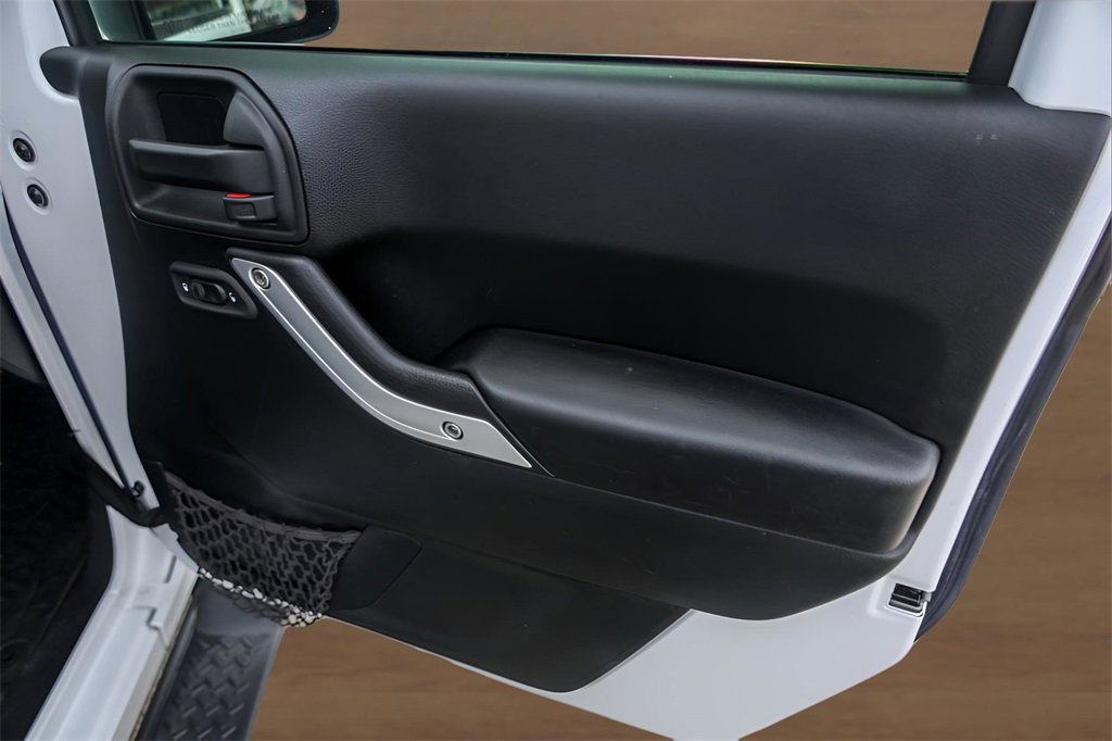 Used 2016 Jeep Wrangler Unlimited Sahara w/ Connectivity Group image 25