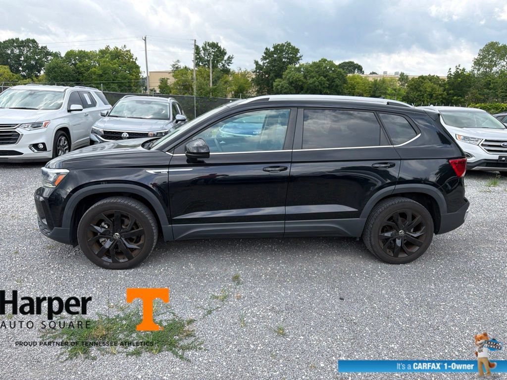 Used 2023 Volkswagen Taos SE w/ Panoramic Sunroof Package FWD image 2