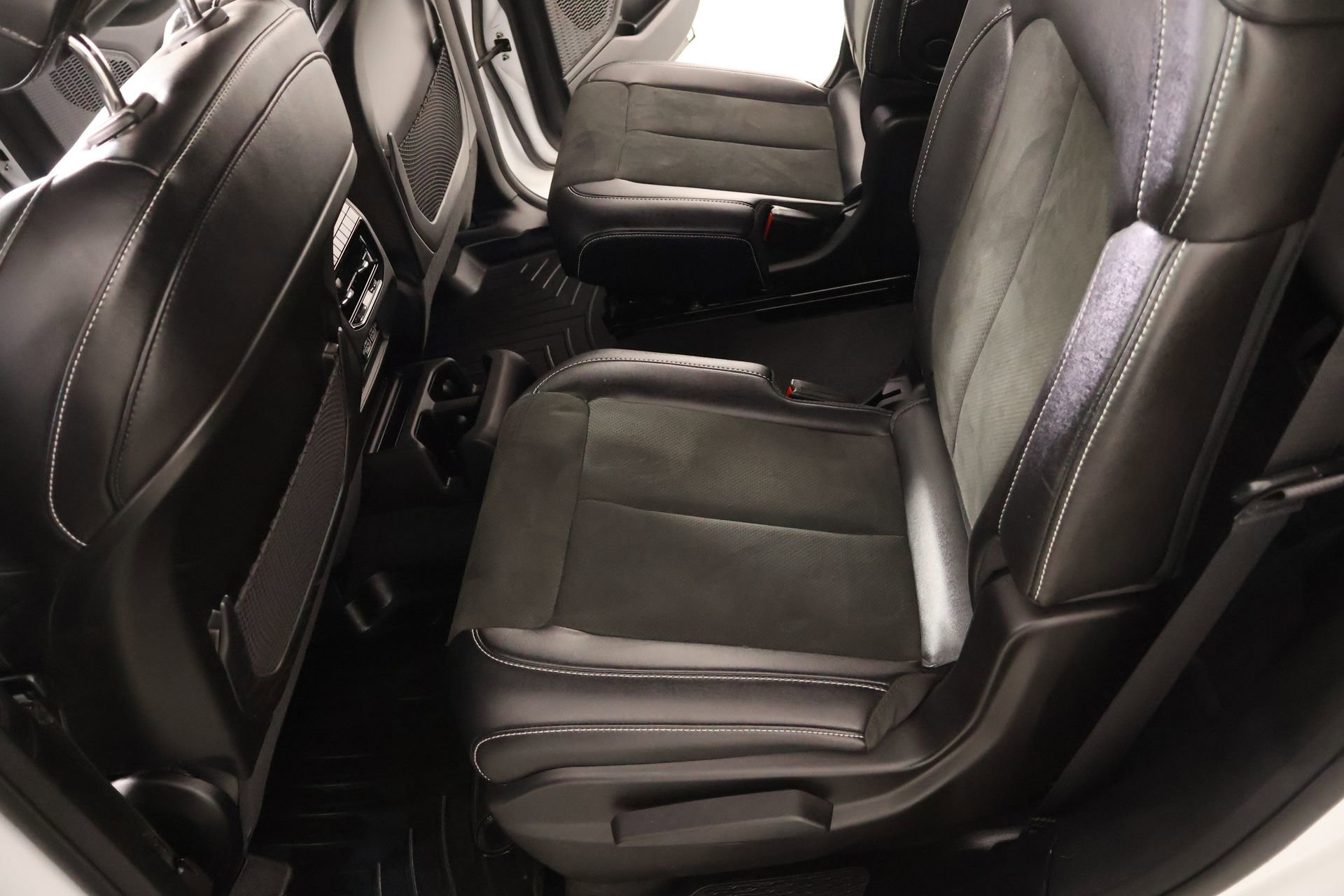 Used 2023 Jeep Grand Cherokee L Laredo image 12