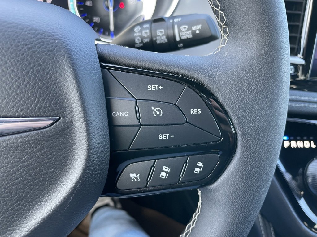 Used 2025 Chrysler Pacifica Limited image 25