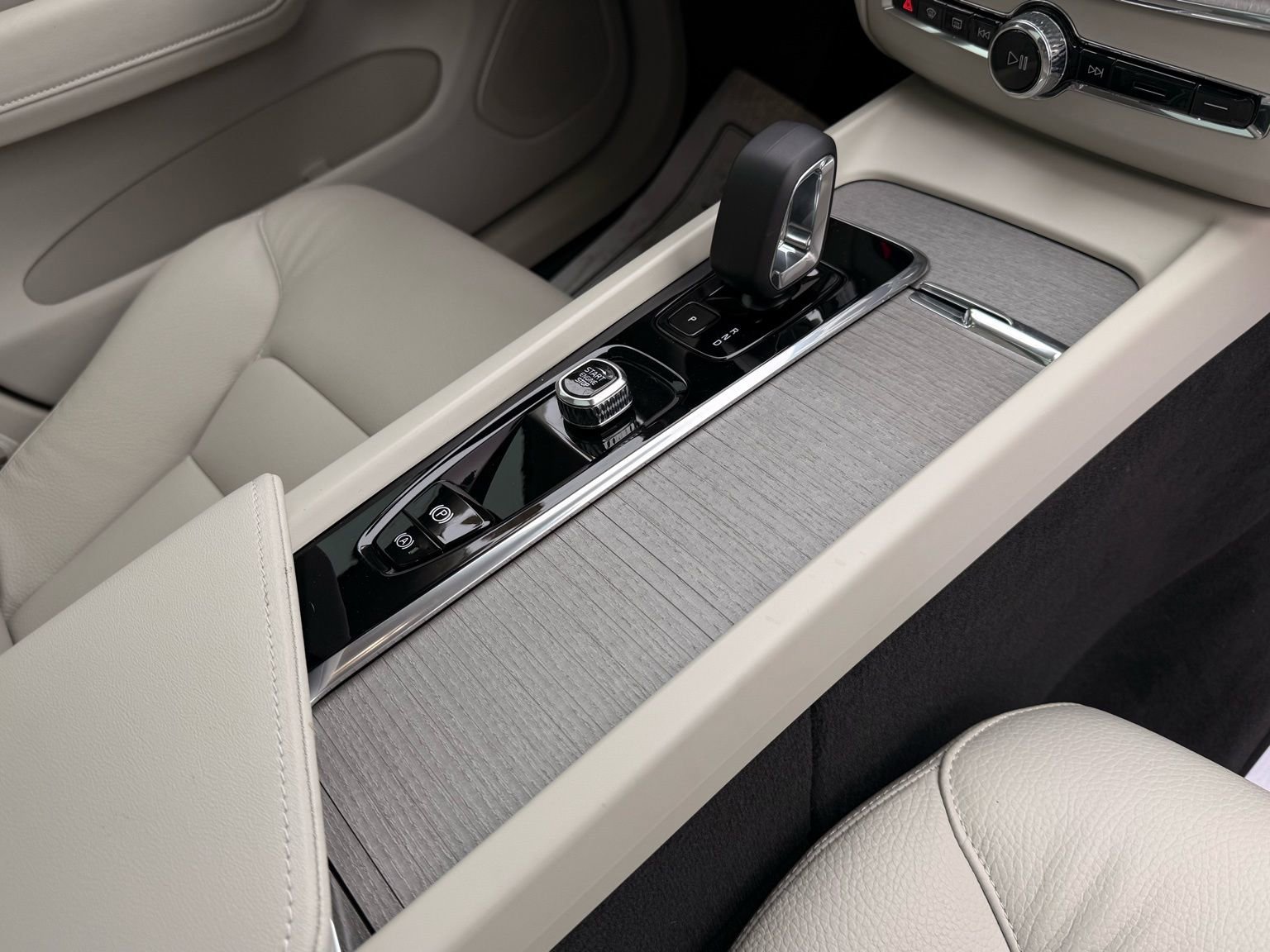 Used 2025 Volvo XC60 T8 Plus w/ Protection Package Premier image 27