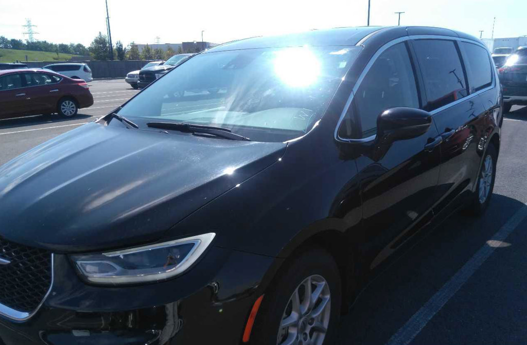 Used 2024 Chrysler Pacifica Touring-L FWD image 2