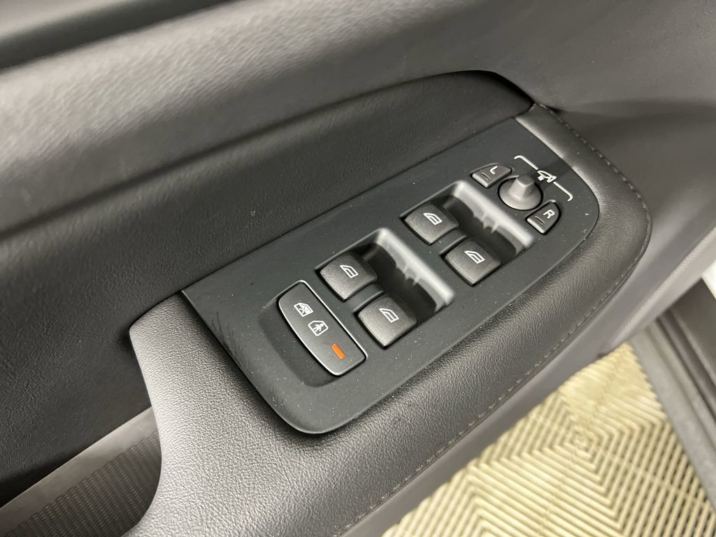Used 2025 Volvo V60 B5 Cross Country Plus image 23