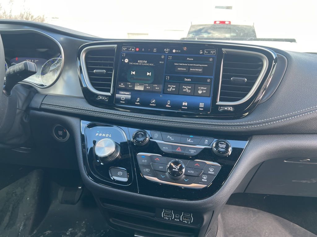 Used 2025 Chrysler Pacifica Select image 18