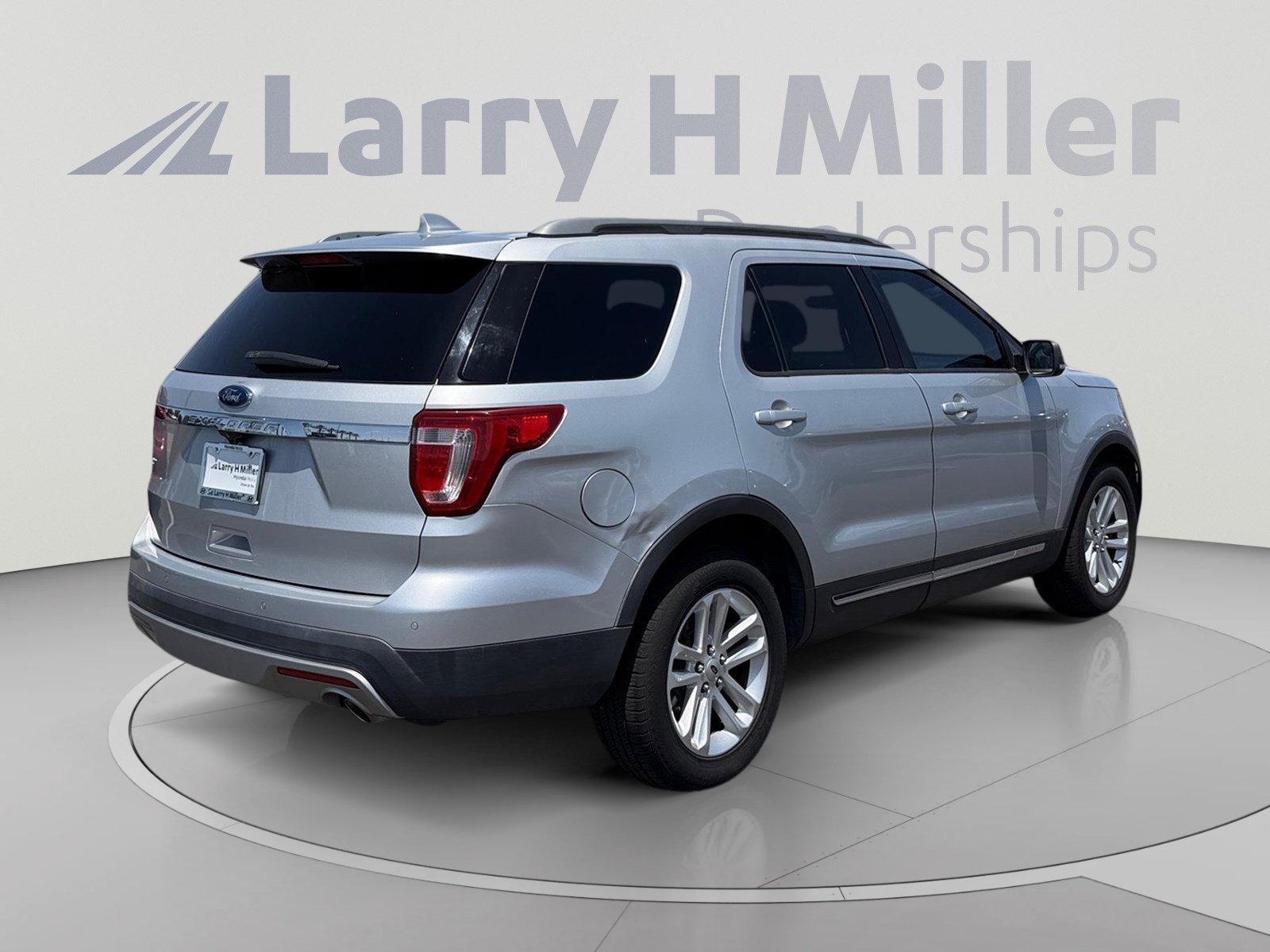 Used 2017 Ford Explorer XLT w/ Equipment Group 202A FWD image 5