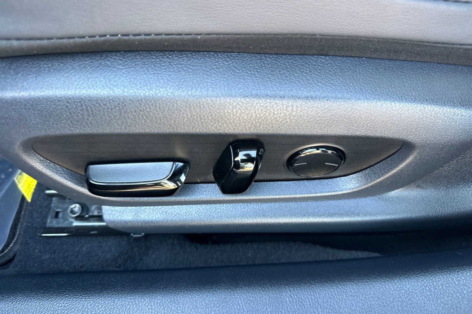 Certified 2025 Lexus ES 300h w/ Premium Package image 16
