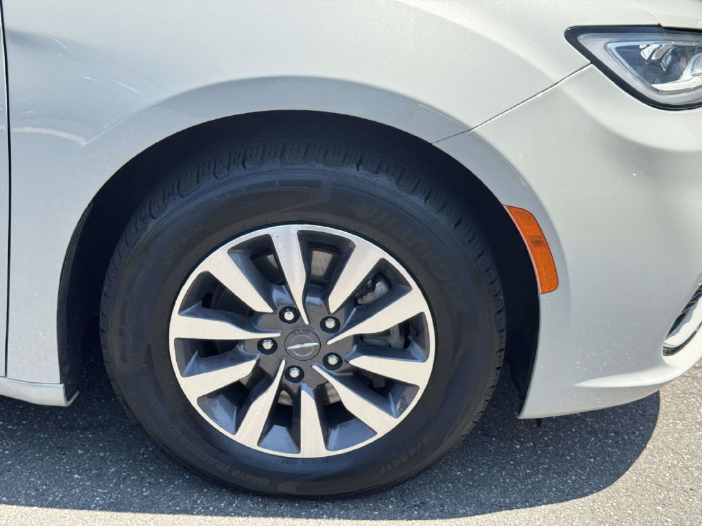 Used 2021 Chrysler Pacifica Touring-L FWD image 8