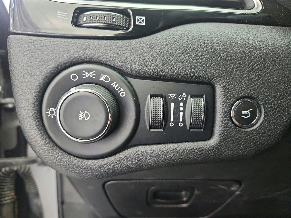 Used 2019 Jeep Cherokee Latitude Plus image 30