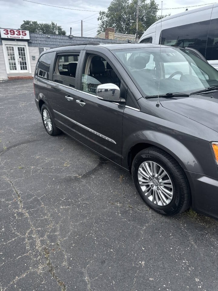 Used 2016 Chrysler Town & Country Touring-L w/ Driver Convenience Group FWD image 2