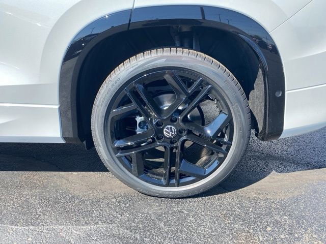 New 2025 Volkswagen Tiguan SE R-Line image 17