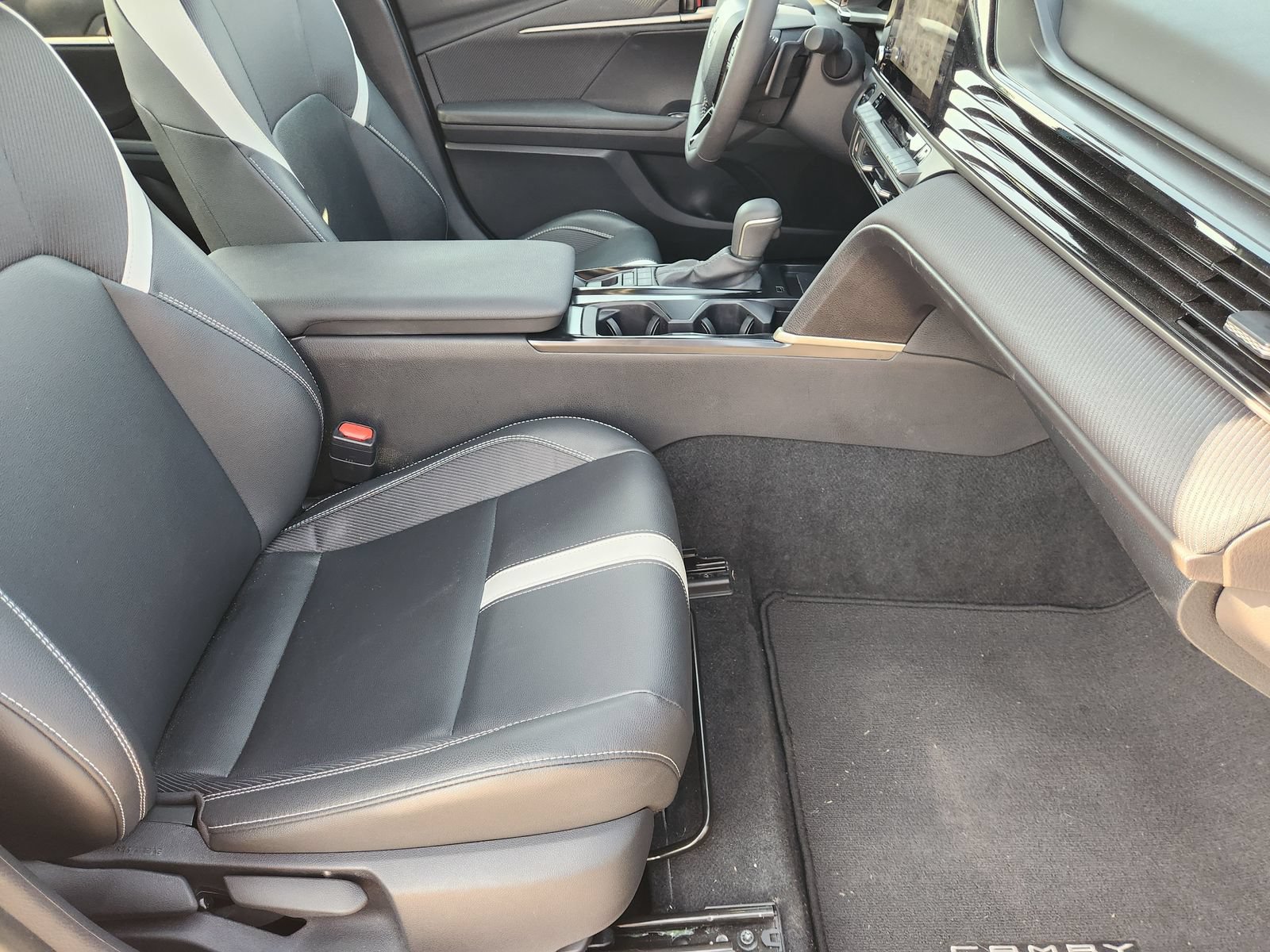 Used 2025 Toyota Camry SE w/ Convenience Package FWD image 17