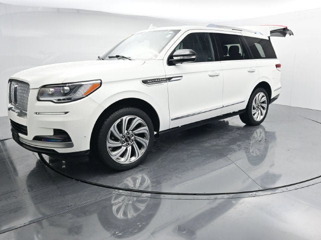 Used 2023 Lincoln Navigator Reserve AWD/4WD image 4