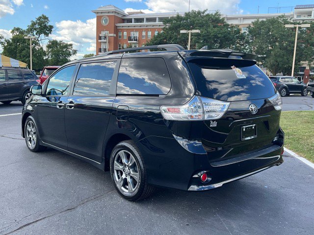 Used 2020 Toyota Sienna SE image 5