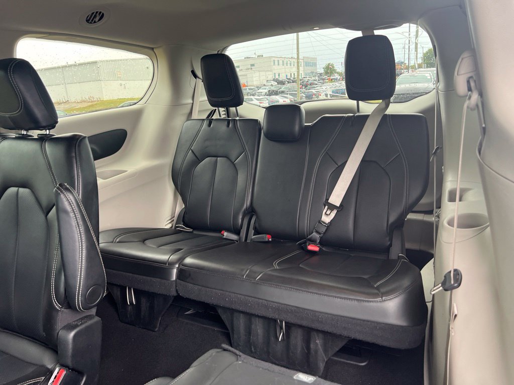 Used 2024 Chrysler Pacifica Touring-L FWD image 10