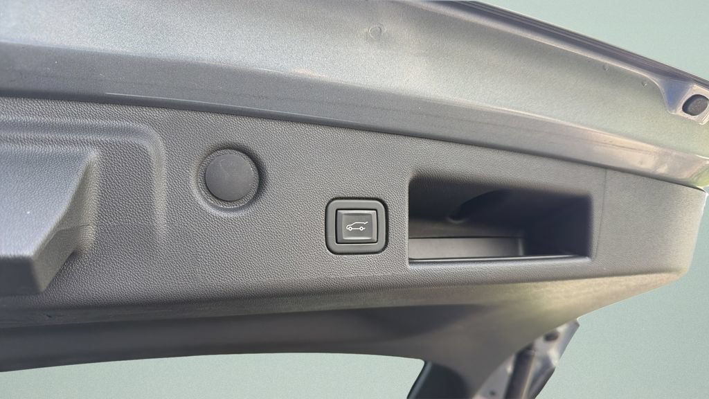 Used 2023 Chevrolet Equinox Premier FWD image 27