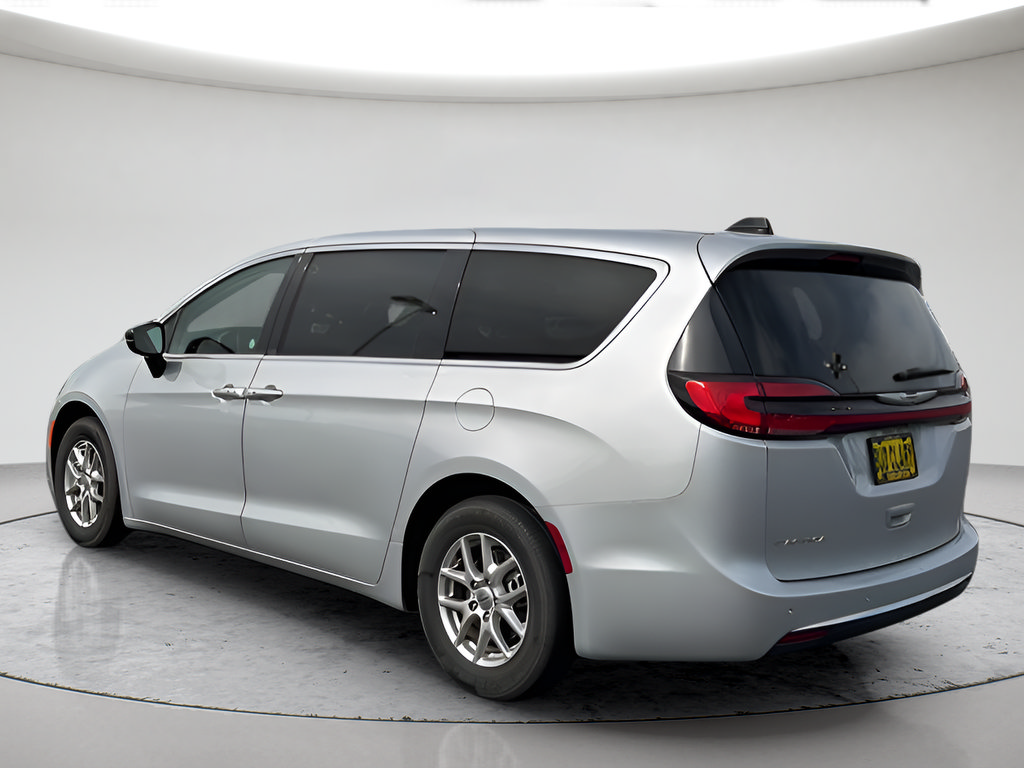 Used 2024 Chrysler Pacifica Touring-L FWD image 9