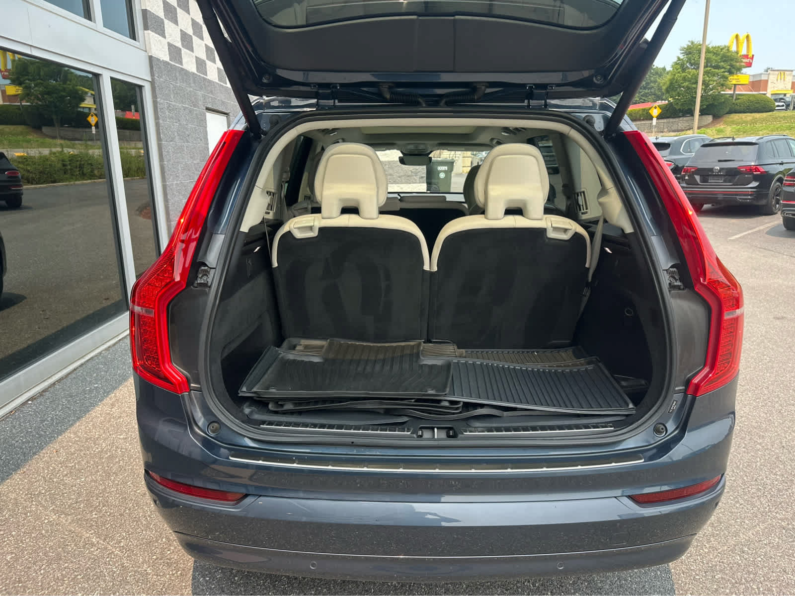 Used 2023 Volvo XC90 B5 Core w/ Protection Package Premier AWD/4WD image 13