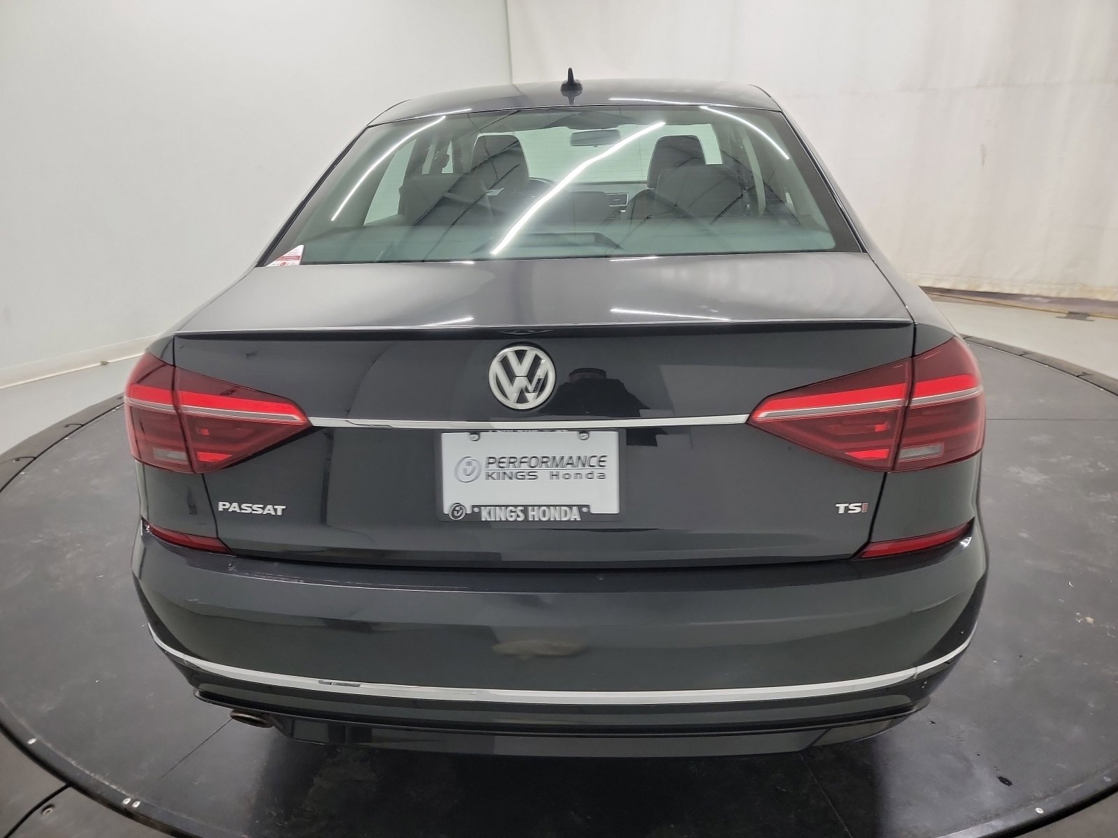 Used 2017 Volkswagen Passat 1.8T R-Line w/ R-Line Lighting Package image 8