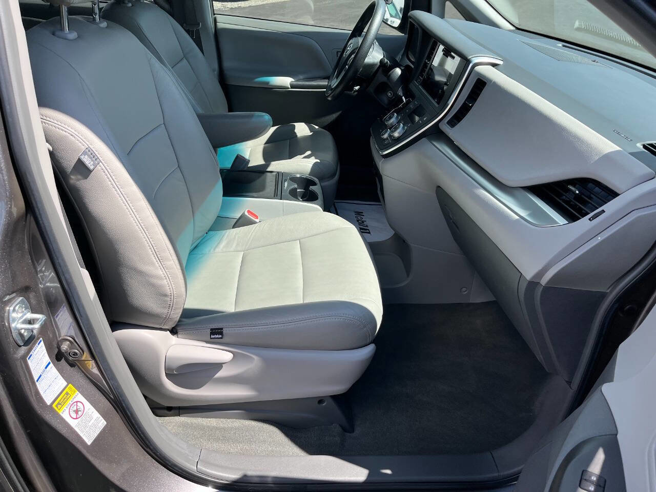 Used 2017 Toyota Sienna LE AWD/4WD image 25