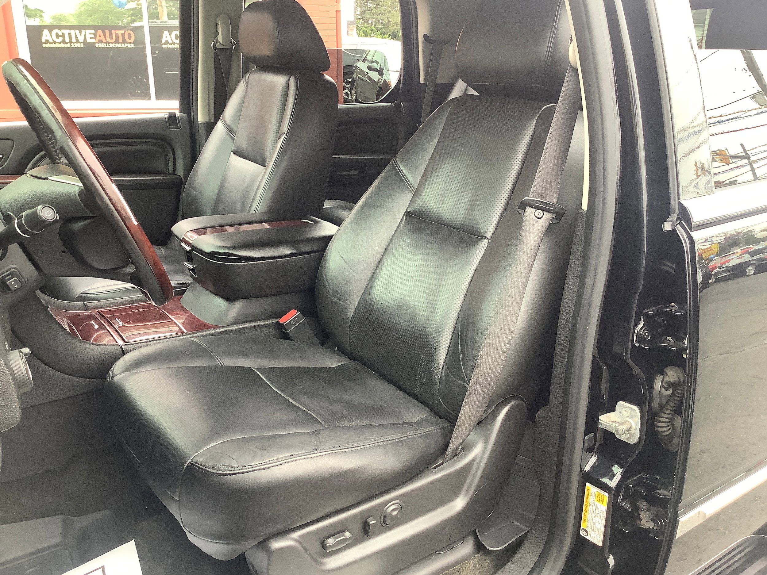 Used 2011 Cadillac Escalade Luxury AWD/4WD image 10