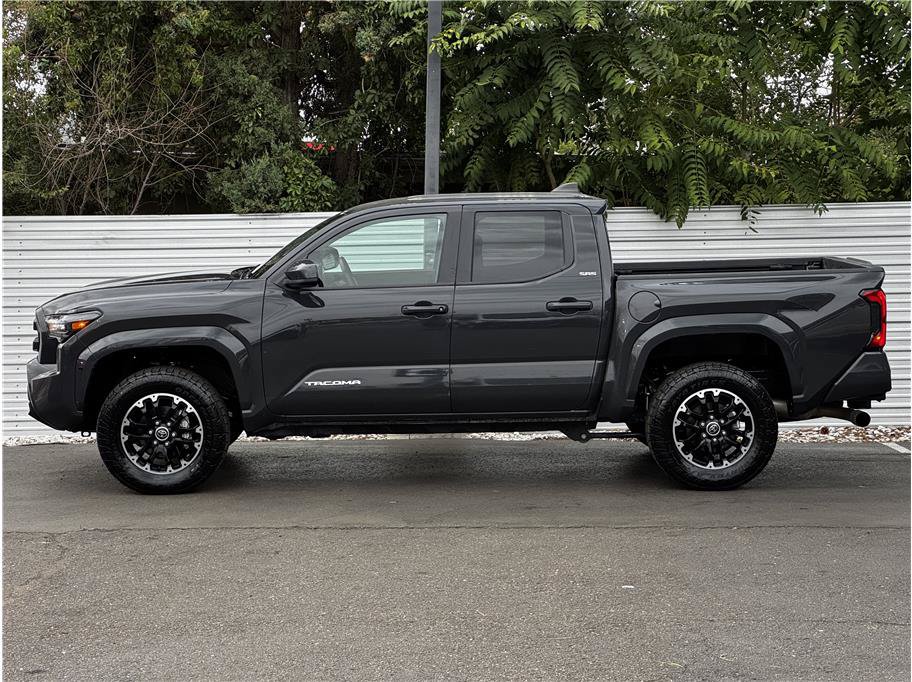 Used 2025 Toyota Tacoma SR5 AWD/4WD image 9