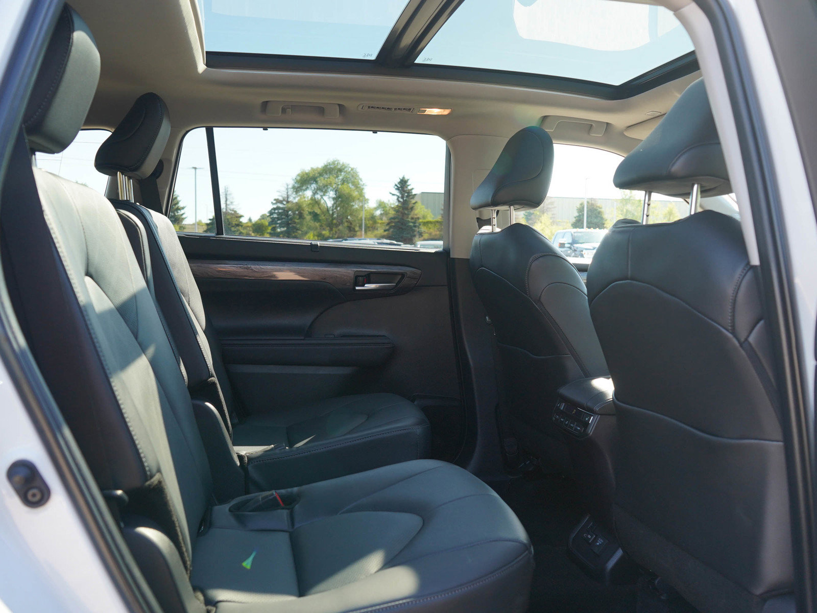 Used 2025 Toyota Highlander Platinum AWD/4WD image 12