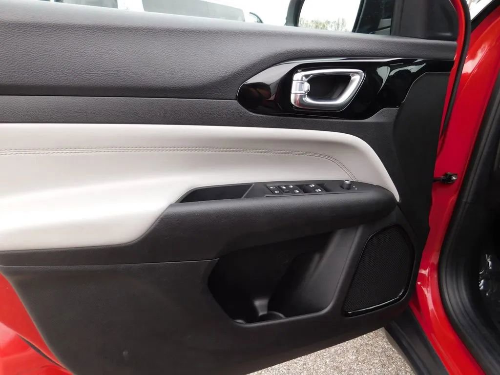 Used 2023 Jeep Compass Limited image 14