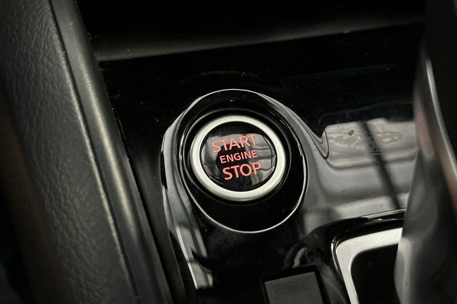 Used 2025 Nissan Versa SR w/ Trunk Package image 49