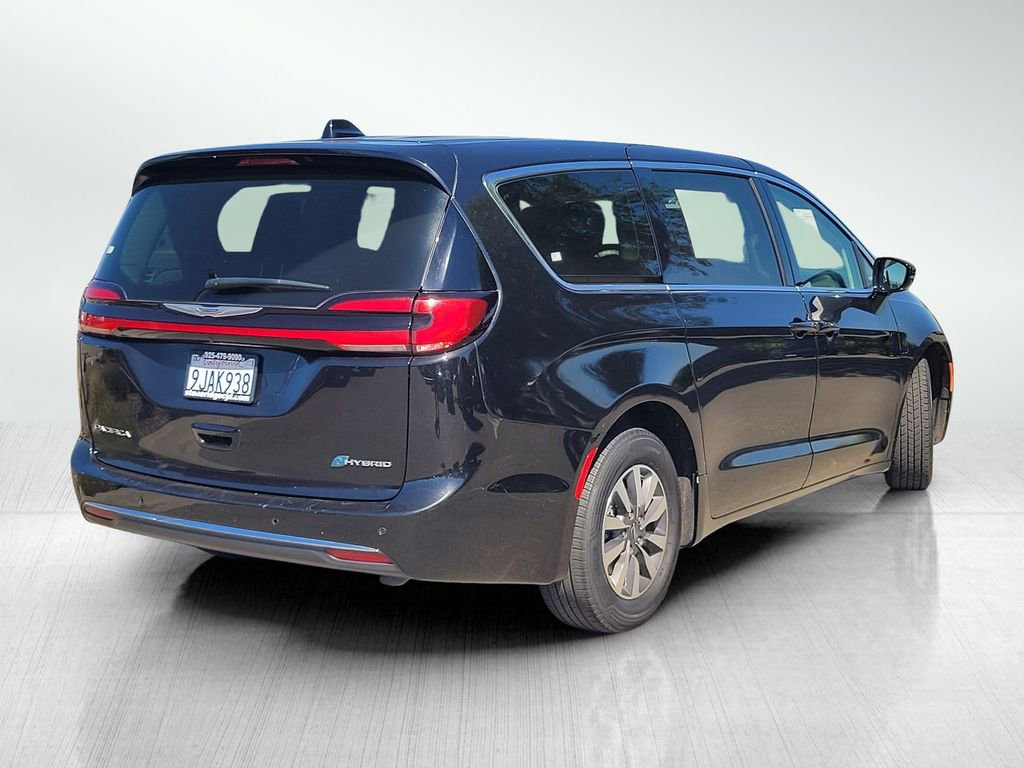 Used 2024 Chrysler Pacifica Select image 4