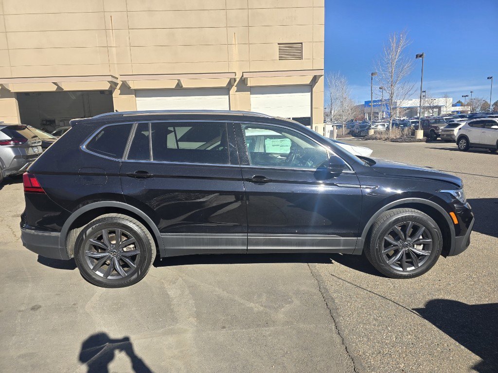 Used 2022 Volkswagen Tiguan SE w/ Panoramic Sunroof Package image 11