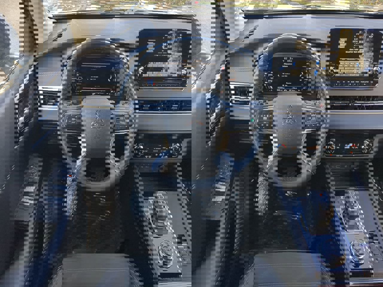 Used 2024 Mitsubishi Outlander SE Black Edition image 16