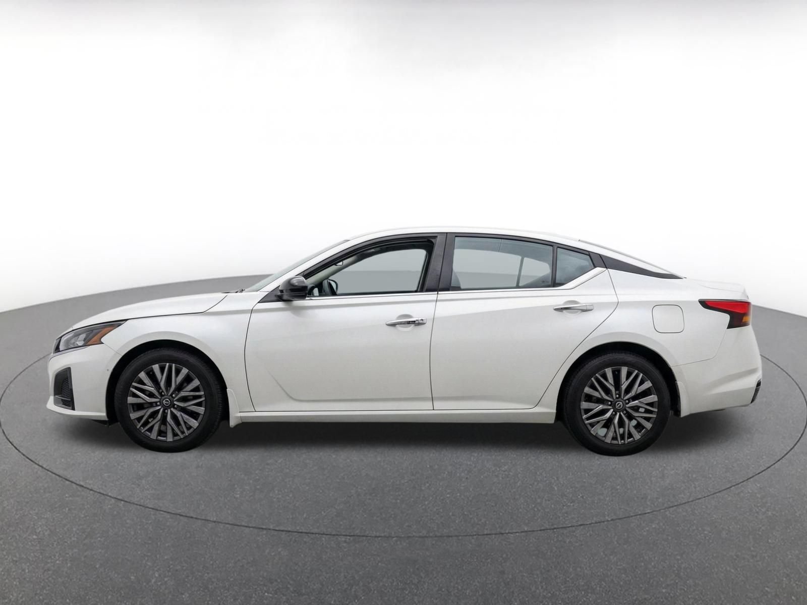 Used 2025 Nissan Altima 2.5 SV FWD image 4