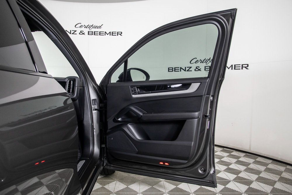 Used 2025 Porsche Cayenne image 17