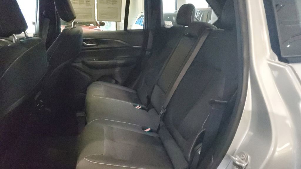 Used 2025 Jeep Grand Cherokee Laredo X image 14